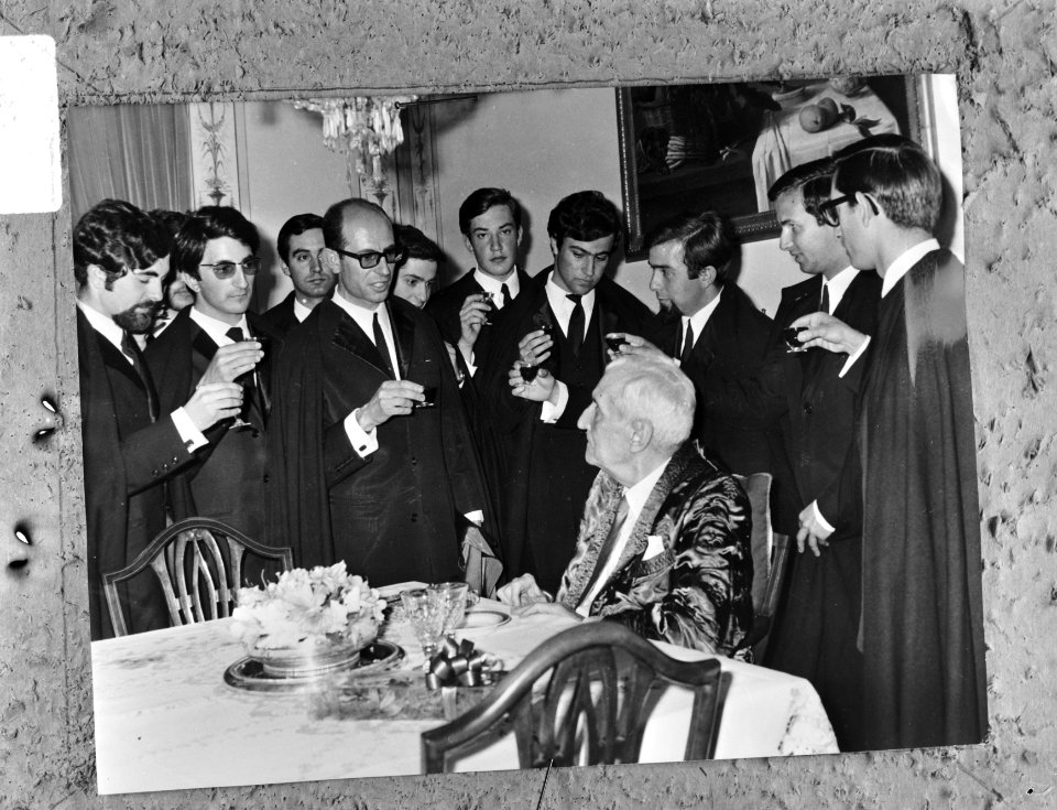 Dr. Oliveira Salazar , ex-premier Portugal, 80 jaar. Studenten brengen dronk uit, Bestanddeelnr 922-3734
