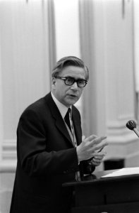 Dr G.H. Veringa, minister van Onderwijs, achter de regeringstafel tijdens de be…, Bestanddeelnr 923-6403