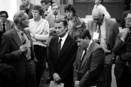 Direkteur Laurent (midden) tijdens de personeelsvergadering, Bestanddeelnr 931-7682
