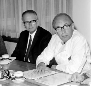 Dr. Sindram (rechts) en professor Stahlie, Bestanddeelnr 926-7900