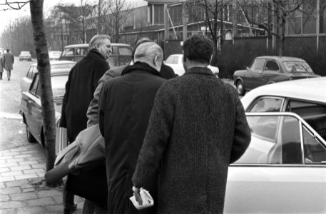 Directie stapt uit de auto bij het fabrieksterrein, Bestanddeelnr 924-3512