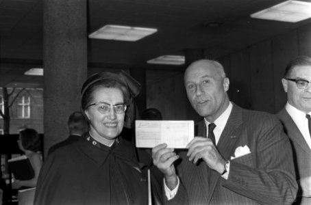 Directeur generaal van de PTT, H. Reinoud (r) en Lt. kolonel A.M. Bosshardt vh , Bestanddeelnr 922-2541