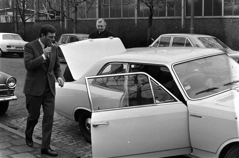 Directie stapt uit de auto bij het fabrieksterrein, Bestanddeelnr 924-3511