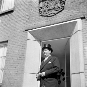 Directeur Jan van Abbe in jacquet met hoge hoed in een deuropening, Bestanddeelnr 255-8434