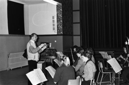 Dirigent Anton Kersjes voor het orkest, Bestanddeelnr 933-5256