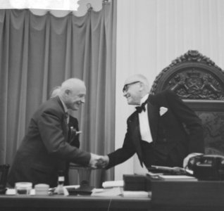 Dr Kortenhorst , 75 jaar Huldiging in Tweede Kamer Tilanus (CHU) feliciteert , Bestanddeelnr 913-1773 photo