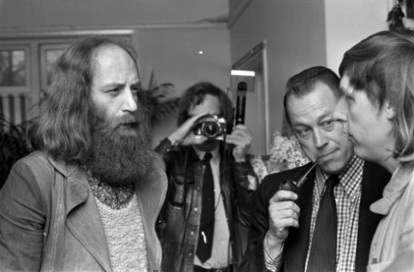Directeur Carel Muller in gesprek met prof. Hulsman en Kay Okma (leden van het b, Bestanddeelnr 926-9717