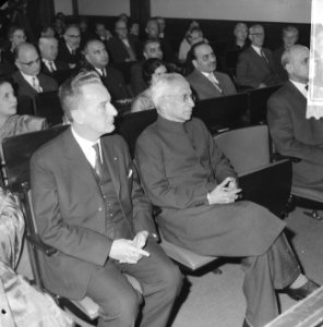 Dr. Radhakrishnan in Tropenmuseum. Pr. dr. Kok en de vice-president, Bestanddeelnr 913-0714