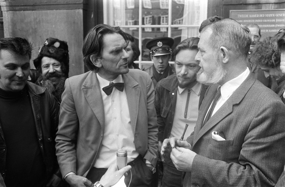 Dirk de Vroome (l, met strikje) van actiegroep Rooie Reuzen spreekt met ARP-K…, Bestanddeelnr 924-3572