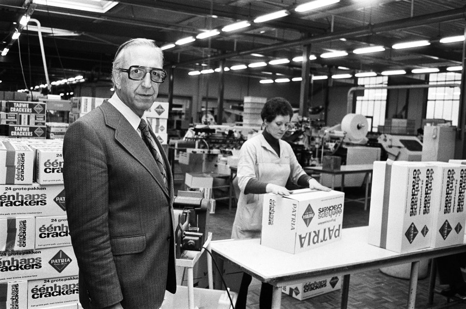 Directeur Brandwijk van Patria in bedrijf, opdracht AD, Bestanddeelnr 930-0008