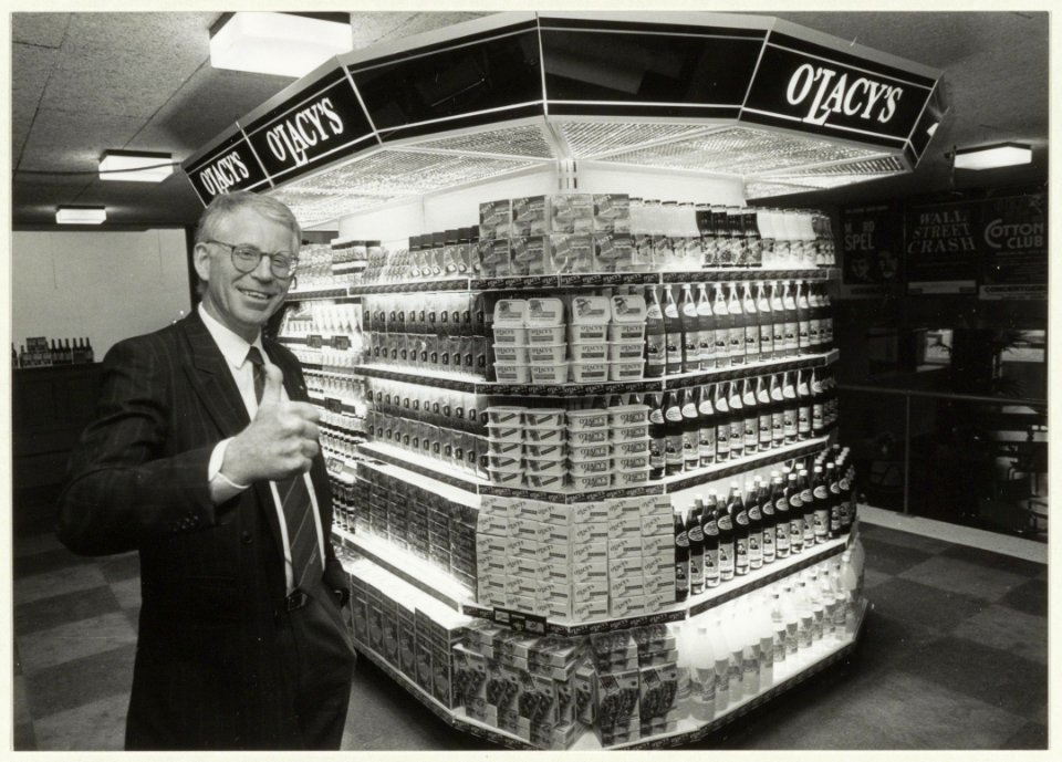Directeur Cees Zwanenburg van de Vomar supermarkten poseert bij het nieuwe Europeese huismerk O'Lacy's in het concertgebouw. NL-HlmNHA 54031957