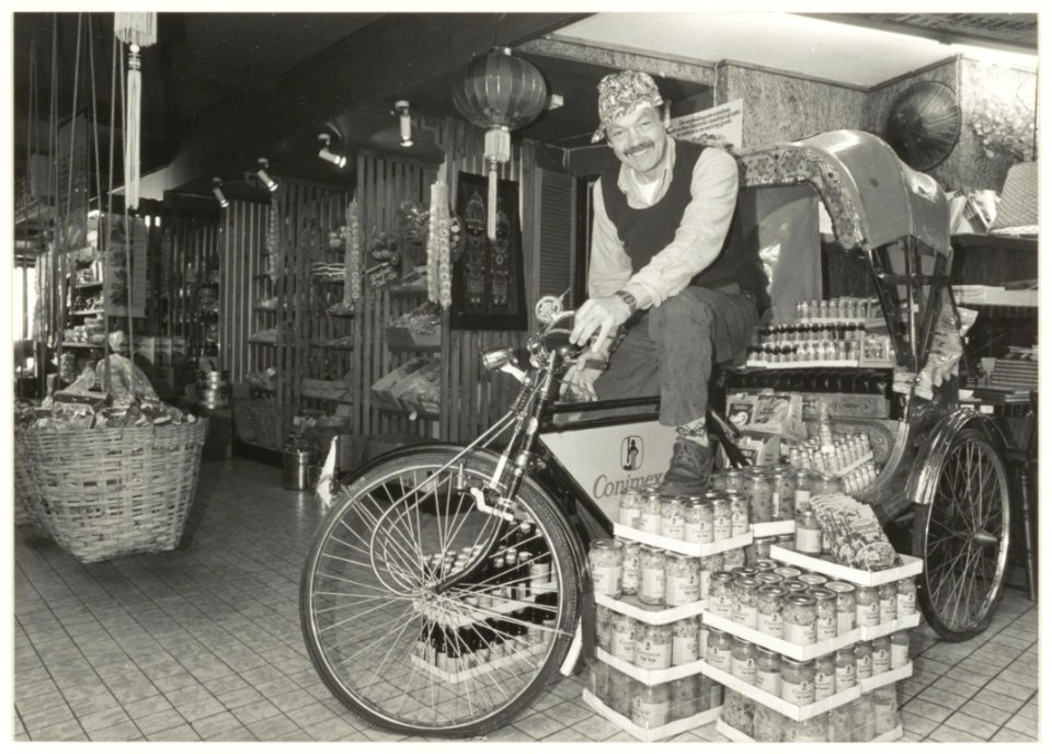 Directeur Griffioen in de Indische toto van Commandeur, Gedempte Oude Gracht 19. NL-HlmNHA 54015601