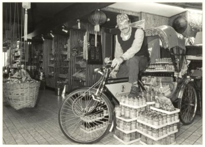 Directeur Griffioen in de Indische toto van Commandeur, Gedempte Oude Gracht 19. NL-HlmNHA 54015601