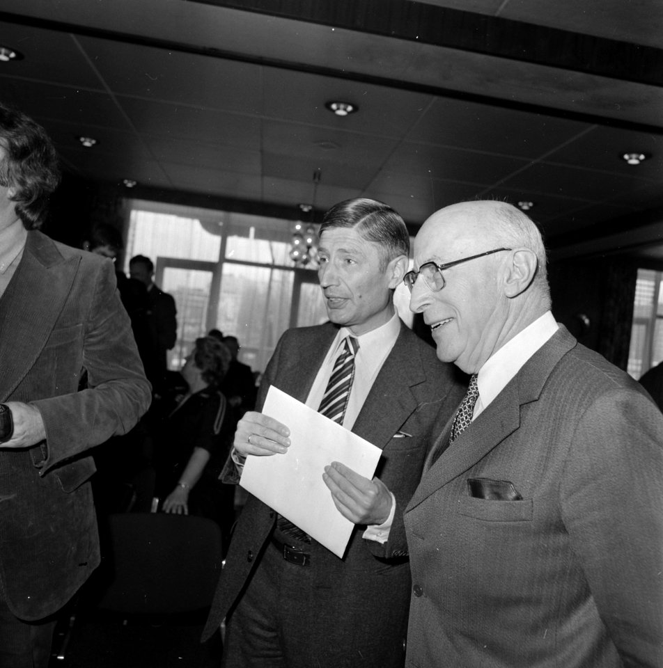 Dr I Samkalden gekozen tot voorzitter Europese Beweging premier Van Agt (l) , Bestanddeelnr 929-6831