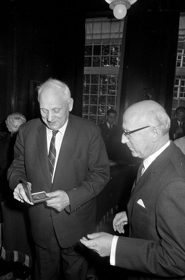 Dhr. Seegers 40 jaar in Amsterdamse gemeenteraad. Hr. Seegers krijgt medaille va, Bestanddeelnr 920-6789