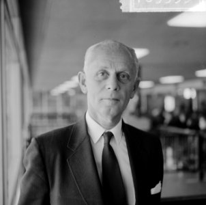 Dr L Sely (bekende Canadese geneeskundige) van Schiphol vertrokken (kop), Bestanddeelnr 916-9935