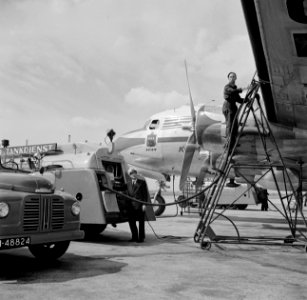 De Douglas DC-4 Edam met de KLM huisstijl en voorzien van het Edam logo onde, Bestanddeelnr 255-8914