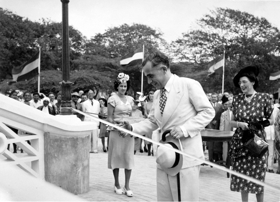 Dr Kasteel opent Curaçaosch Museum, Bestanddeelnr 902-6301