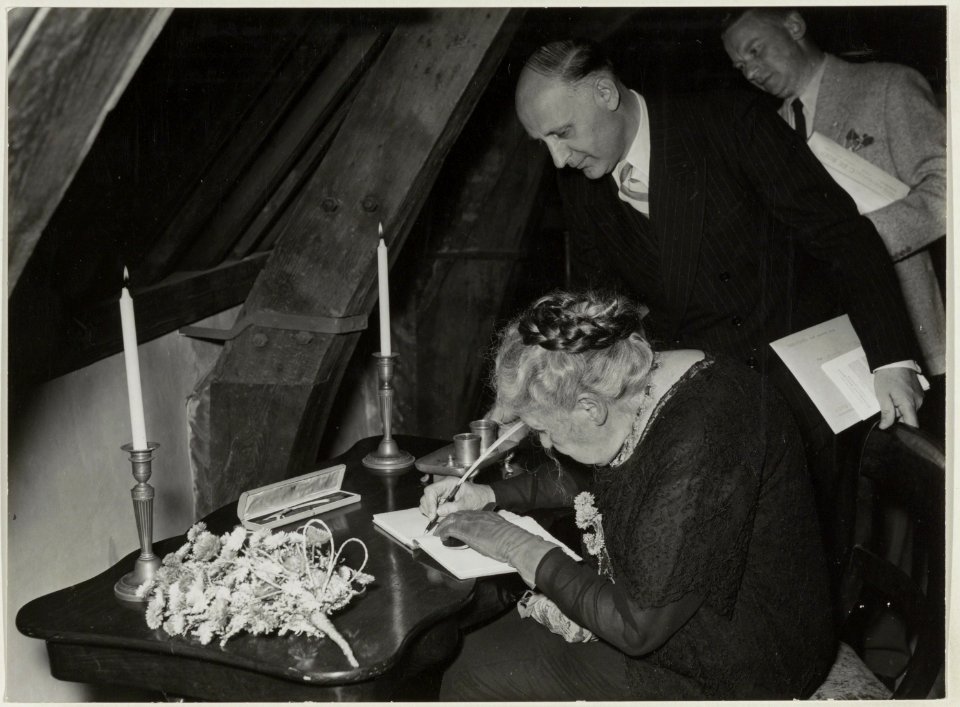 De dochter van Nicolaas Beets bij de Hildebrandtentoonstelling in de Vleeshal. NL-HlmNHA 54011008