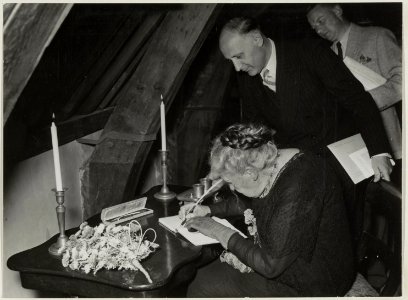 De dochter van Nicolaas Beets bij de Hildebrandtentoonstelling in de Vleeshal. NL-HlmNHA 54011008