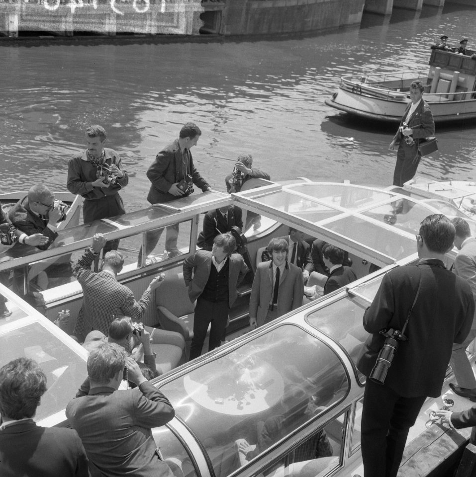 De Beatles met rondvaartboot door de grachten, na het instappen poseerden de Bea, Bestanddeelnr 916-5146
