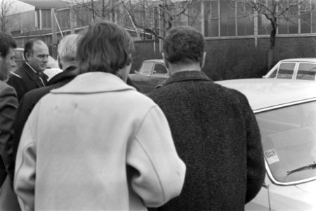 Directie komt aan bij de fabriek, Bestanddeelnr 924-3510