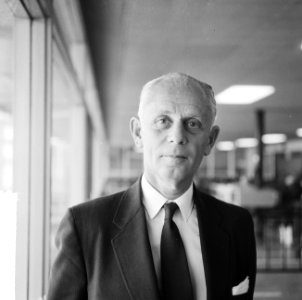 Dr L Sely (bekende Canadese geneeskundige) van Schiphol vertrokken (kop), dr , Bestanddeelnr 916-9936