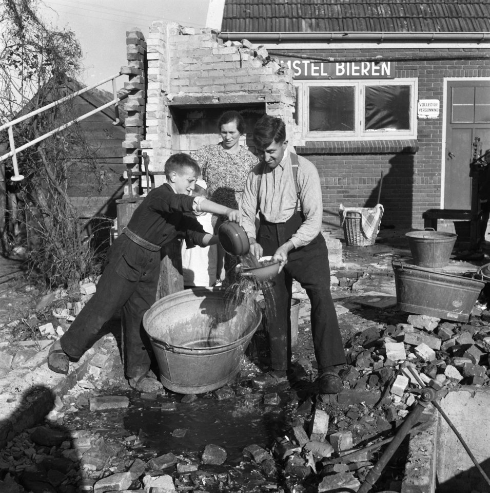 Dirk Zwart bij de ruïne van zijn café Het Rode Hert, Bestanddeelnr 901-0056
