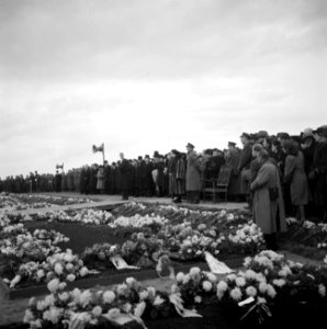 De erebegraafplaats Bloemendaal in Overveen. Koningin Wilhelmina en prins Bernha, Bestanddeelnr 255-9126