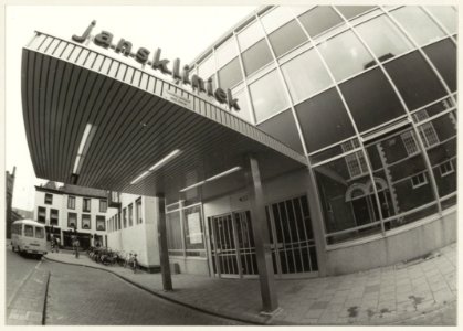 De entree van de Janskliniek, aan de Ridderstraat, ziende naar het oosten. NL-HlmNHA 54010058