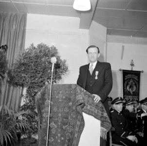 Directeur Albert van Abbe (met onderscheiding) spreekt, Bestanddeelnr 255-8435