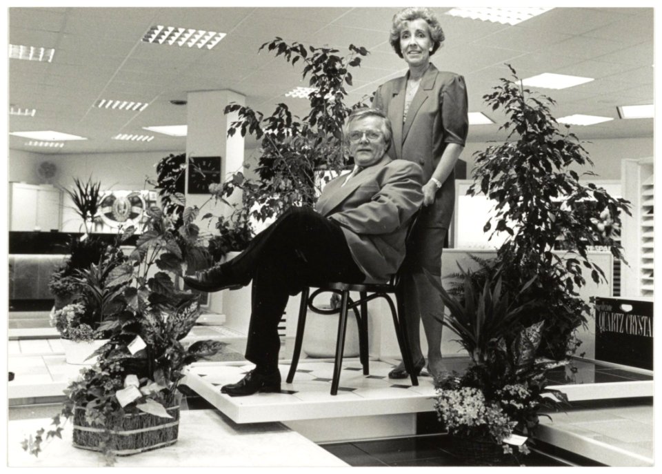 Directeur J.G. Kol en zijn vrouw Tine in de nieuwe showroom van Kol's Tegelhandel aan de Stephensonstraat 31, NL-HlmNHA 54034027