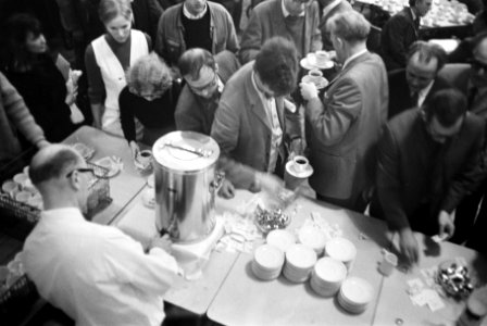 Direktie van Het Vrije Volk licht het personeel in over maatregelen die genomen , Bestanddeelnr 923-0744
