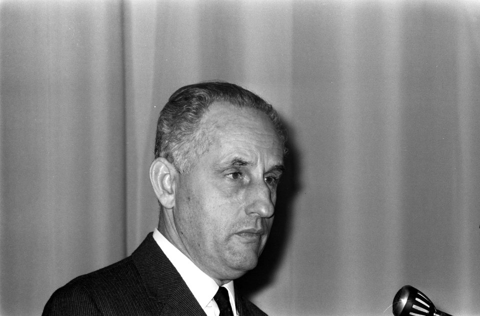 Directeur Rijksmuseum, Van Schendel spreekt tijdens persconferentie i.v.m. Rembr, Bestanddeelnr 922-7820