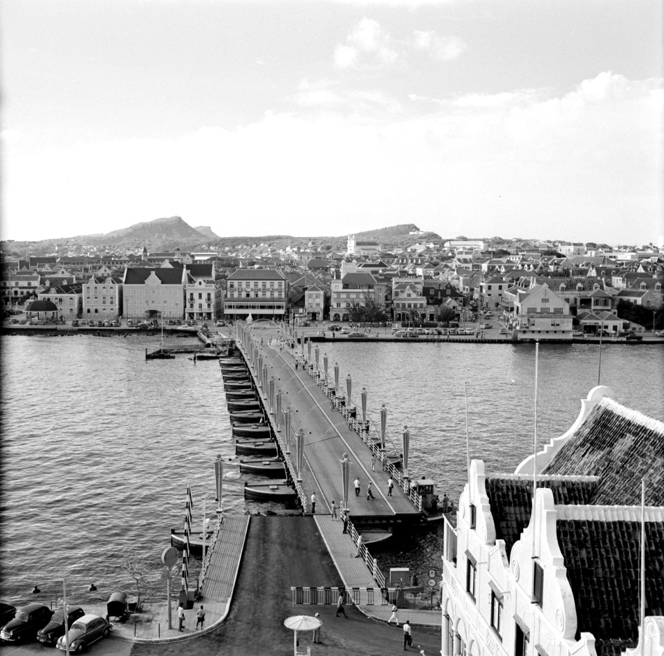 De Emmabrug in Willemstad, Curaçao, met zicht op Otrobanda, Bestanddeelnr 252-3109