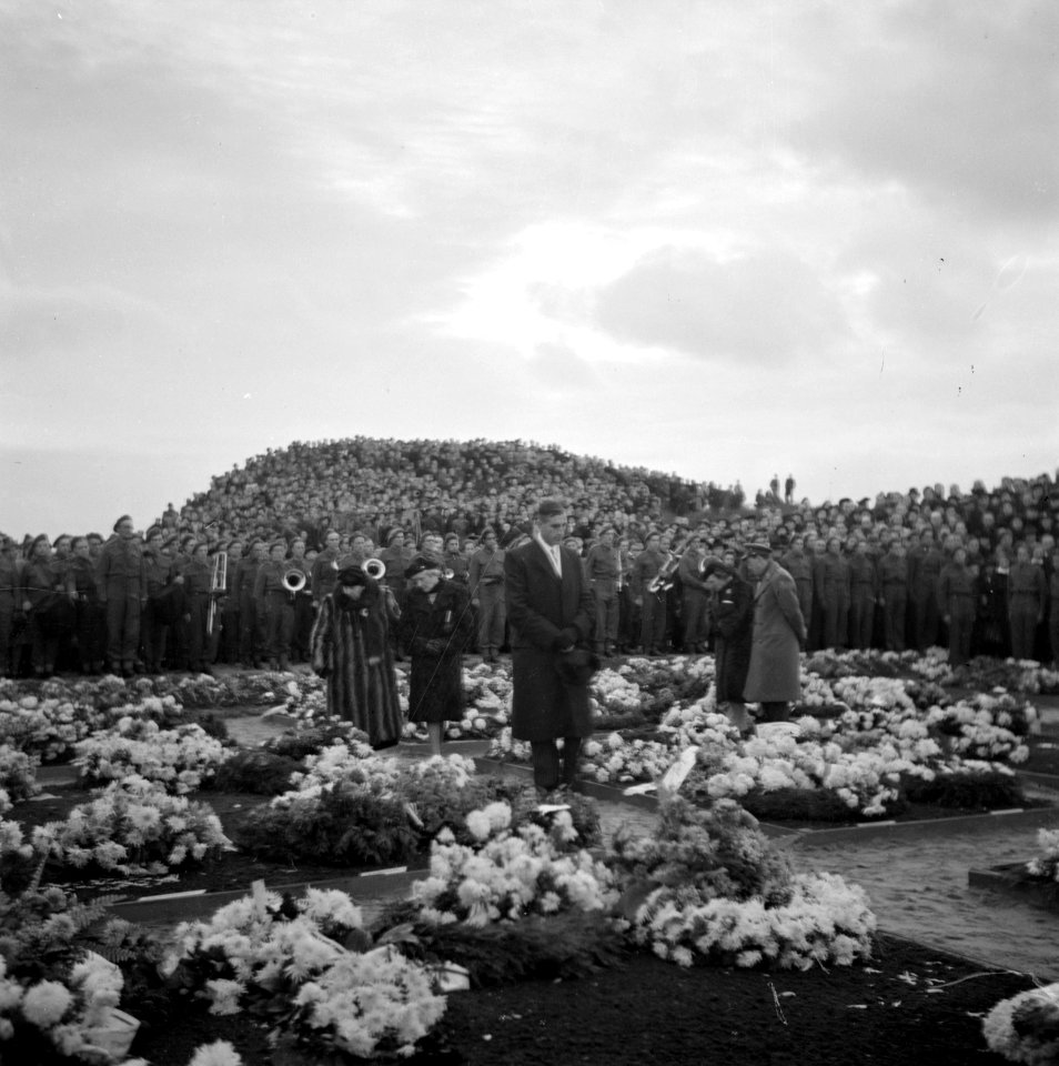 De erebegraafplaats Bloemendaal in Overveen. Koningin Juliana en prins Bernhard , Bestanddeelnr 255-9115