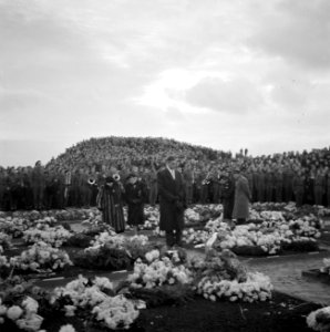 De erebegraafplaats Bloemendaal in Overveen. Koningin Juliana en prins Bernhard , Bestanddeelnr 255-9115