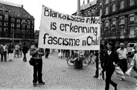Demonstratie op de Dam tegen aanwezigheid van het Chileense schip Blanca Estela…, Bestanddeelnr 930-9538