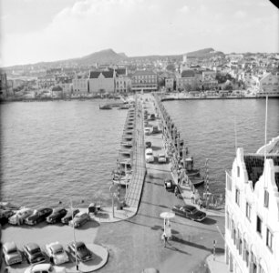 De Emmabrug in Willemstad, Curaçao, met zicht op Otrobanda, Bestanddeelnr 252-3107