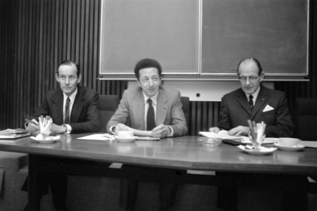 Directie KLM geeft persconferentie in hoofdkantoor in Amstelveen vlnr de di, Bestanddeelnr 927-6164