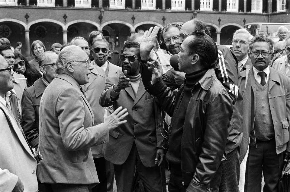 Demonstratie op het Binnenhof oud KNIL-militairen omdat zij vorig jaar een uitkering zouden krijgen, Bestanddeelnr 931-5484