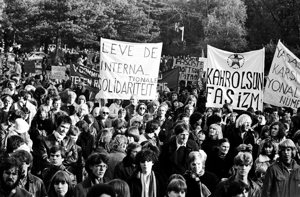 Demonstranten met spandoeken o.a. Leve de internationale solidariteit en Kah, Bestanddeelnr 930-5125