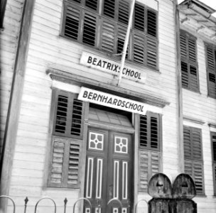 De Beatrix- en Bernhardscholen aan de Herenstraat in Paramaribo, Bestanddeelnr 252-2199