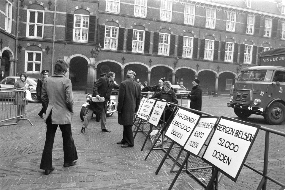 Demonstratie op Binnenhof tegen vrijlating Drie van Breda, borden, Bestanddeelnr 925-4207