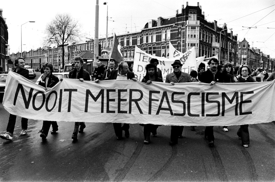 Demonstranten met spandoeken in Den Haag, oa Nooit meer fascisme, Bestanddeelnr 930-5669
