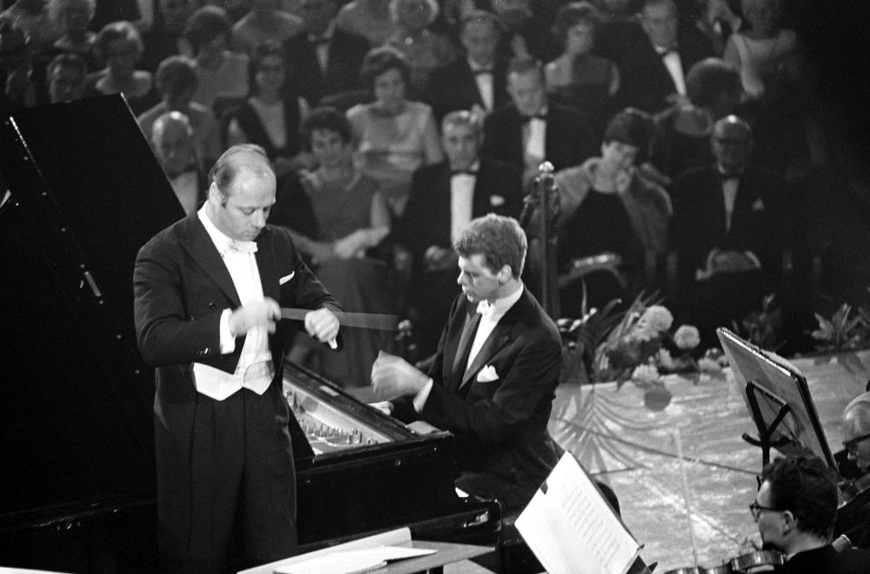 Dirigent Bernard Haitink met de Amerikaanse concert-pianist Harvey Lavan van Cli, Bestanddeelnr 919-7328
