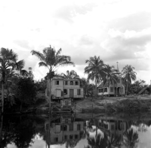 De door hoog water overstroomde plantage Leonsberg bij Paramaribo, Bestanddeelnr 252-5632