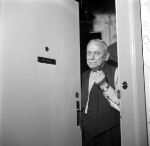 Dirk Nak met een sigaar in zijn hand in de deuropening, Bestanddeelnr 252-9014
