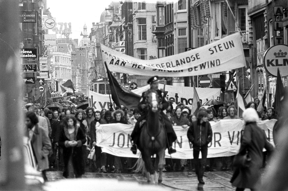 Demonstranten met spandoek in Amsterdam Politie te paard, Bestanddeelnr 925-5660