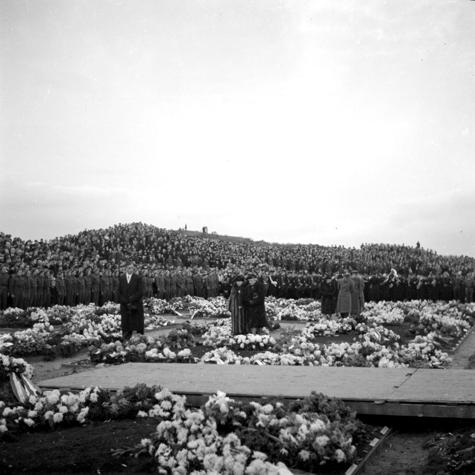 De erebegraafplaats Bloemendaal. Koningin Wilhelmina en prins Bernhard lopen lan, Bestanddeelnr 255-9108